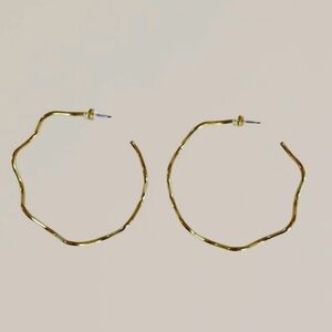 New Peter and June Wavy Gold Hoops !  🩷
Classy and Modern look 🩷
